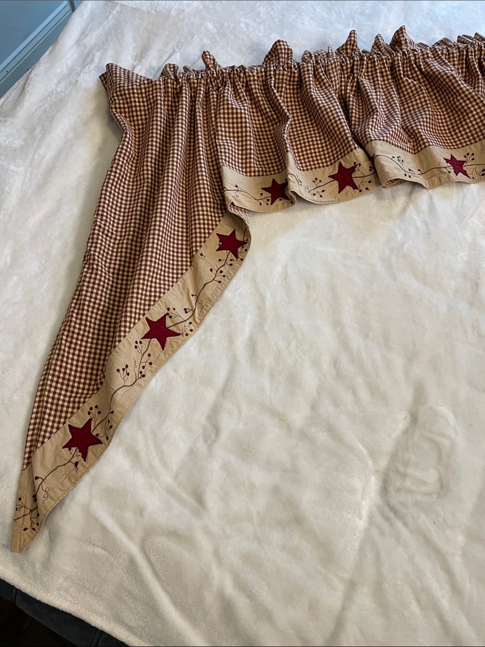 The Country House Collection Stars and Berries Country Swag - Picture 3 of 15